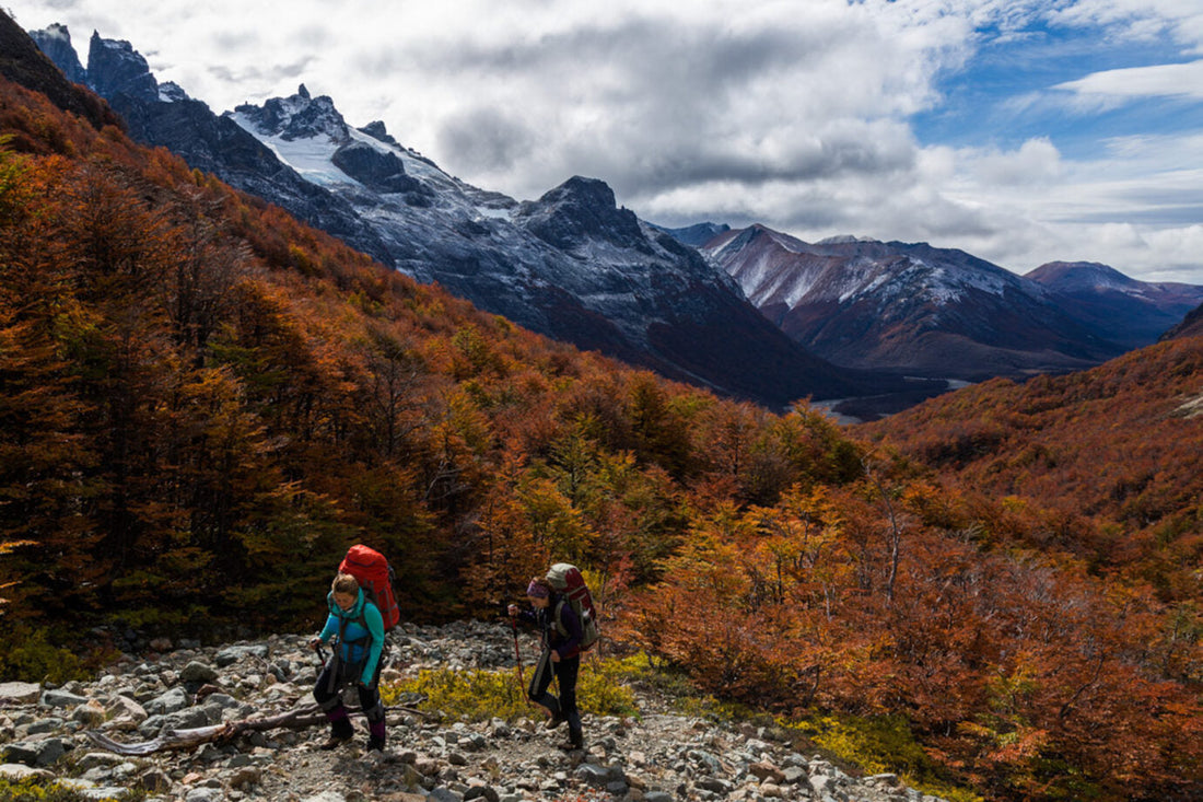 pareja realizando senderismo en parque nacional chileno